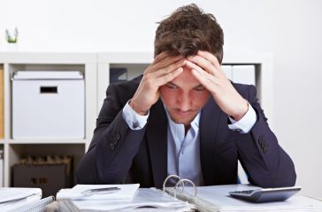 Mann im Büro mit Burnout