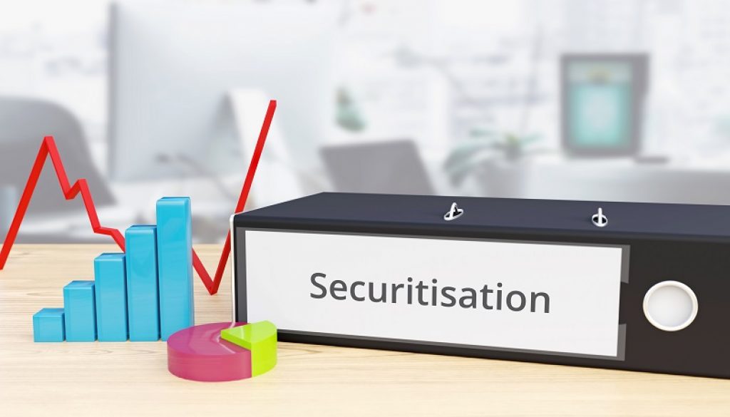 Securitisation – Analyse, Statistik. Ordner auf Schreibtisch mit Beschriftung neben Diagrammen. Finanzen/Wirtschaft