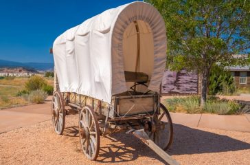 Wild West wagon, a covered wagon that was long the dominant form of transport in pre-industrial America, Utah, USA