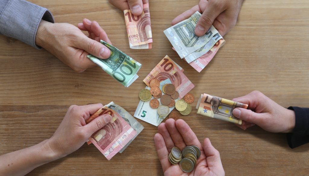 crowdfunding Konzept: viele Hände mit Geldscheinen