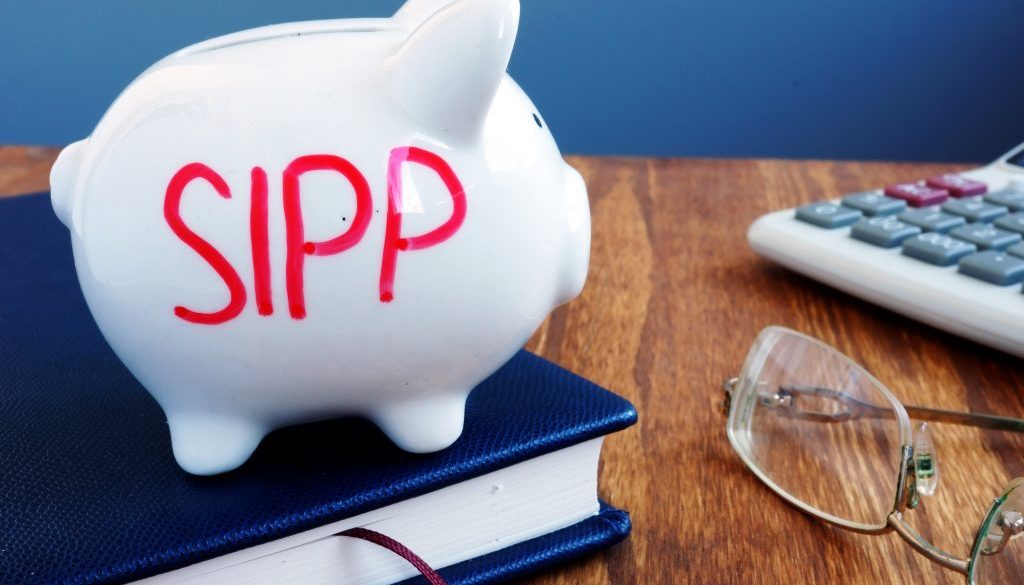 SIPP self invested personal pension written on a piggy bank.