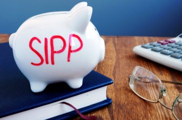 SIPP self invested personal pension written on a piggy bank.